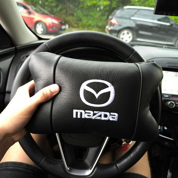 Набор кожаных подушек Mazda с вышивкой логотипа + подарок &ndash; кожаный брелок 00017034 фото