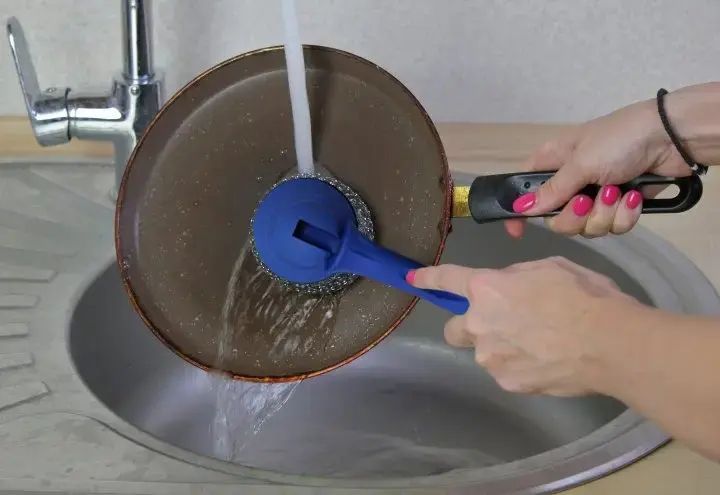 Щітка з довгою ручкою для чищення посуду, посуду, сковороди BRUSH AND-4-20-600 00013068 фото
