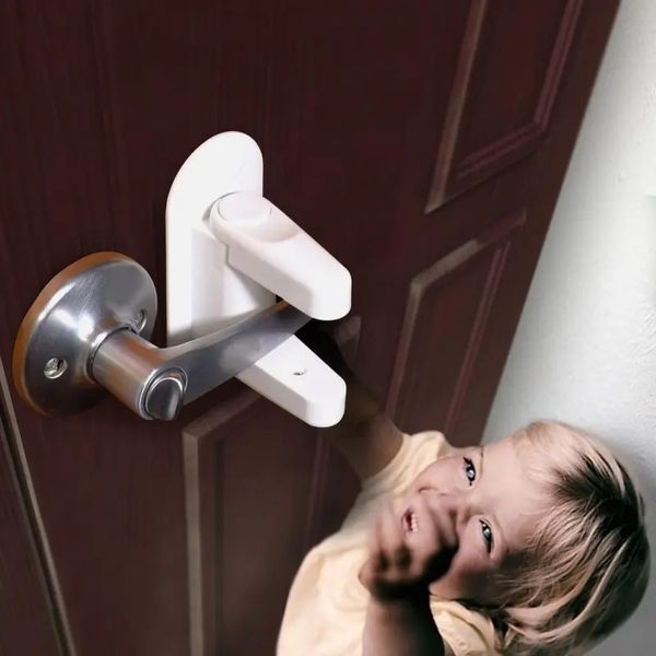 Детский замок блокиратор на дверные и оконные ручки защелка Door Lever Lock ограничитель открывания дверей 00016543 фото