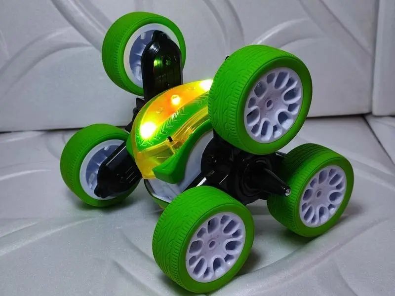 Машинка-перевертыш на радиоуправлении Stunt car exciter Зеленая 00015886 фото