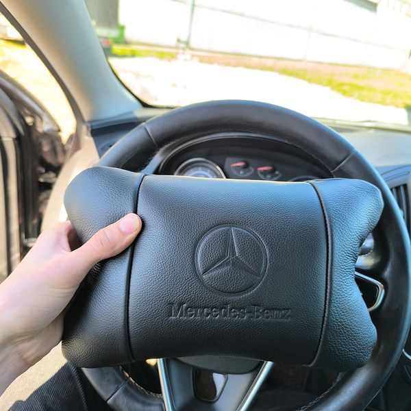 Набір шкіряних подушок Mercedes-Benz + брелок у подарунок, подушка на підголовник 00016876 фото